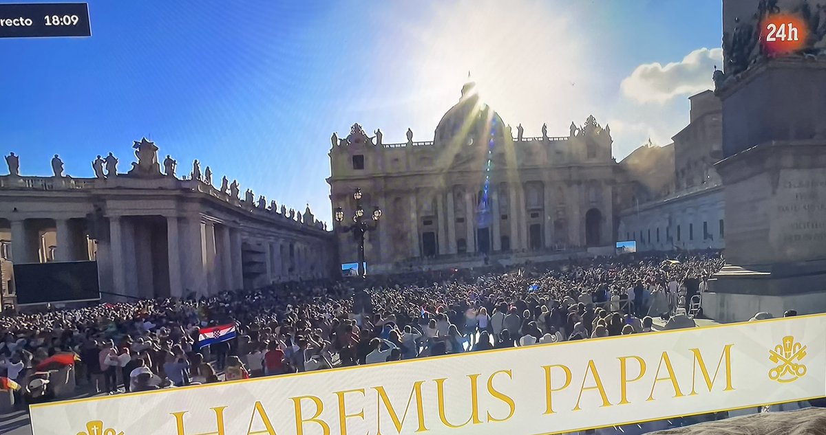 Fumata BLANCA💨 ¡Habemus Papa! 
#conclave #Papa #Vaticano ✨