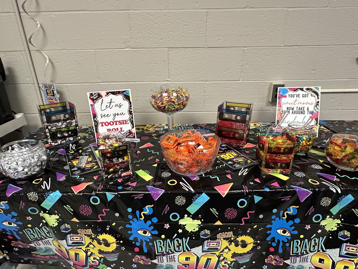 🍬 “Let me see that Tootsie Roll!”

The PTA set up a totally rad 90s-style candy bar for Day 4 of #TeacherAppreciationWeek!

Skittles, Snickers &amp; sweet vibes for the sweetest teachers around!

#BackToThe90s #PTALove #TotallyRad #ThankATeacher #CandyBarMagic