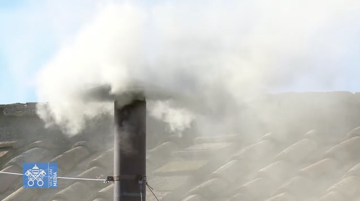 Miles de católicos celebran en la plaza de San Pedro la fumata blanca que confirma que la Iglesia tiene un nuevo papa.

Más en lopezdoriga.com