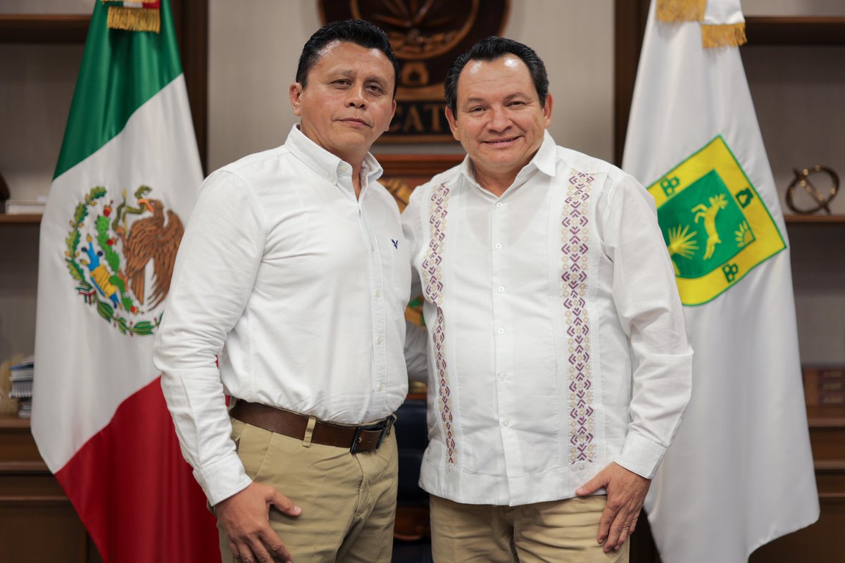 huachodiazmena's tweet photo. Recibimos en Palacio de Gobierno a los alcaldes y la alcaldesa de: 

- Peto: Emério Calderón
- Maxcanú: Camilo May
- Kopomá: María Tut
- Dzan: José Pérez

Trabajando en equipo con los municipios, llevamos el cambio a todo Yucatán. 🤝 https://t.co/O2zbGg60Fn