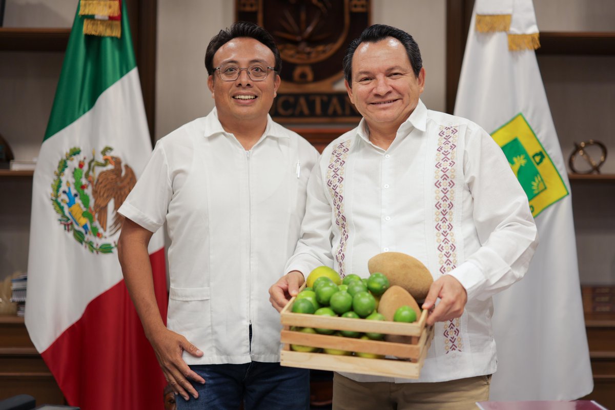 huachodiazmena's tweet photo. Recibimos en Palacio de Gobierno a los alcaldes y la alcaldesa de: 

- Peto: Emério Calderón
- Maxcanú: Camilo May
- Kopomá: María Tut
- Dzan: José Pérez

Trabajando en equipo con los municipios, llevamos el cambio a todo Yucatán. 🤝 https://t.co/O2zbGg60Fn