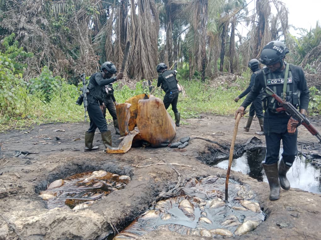 In a renewed onslaught against oil theft,
The Commandant General's Special Intelligence Squad has  successfully uncovered and dismantled an illegal artisanal oil refining camp hidden deep in the creeks of Umuohala Community, Ukwa West LGA, Abia State. 

#NSCDC #Stopoiltheft