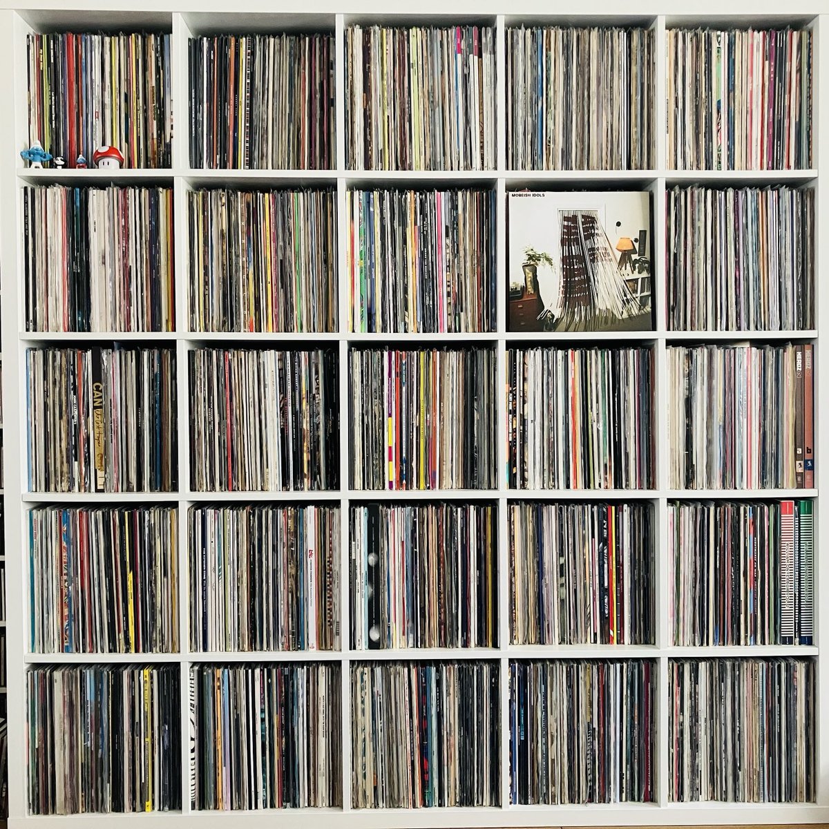 Après Black Country New Road, Squid et Black Midi, les chercheurs de Speedy Wuderground sortent un nouveau projet entre post-punk et jazz. Excellent. Une habitude chez SW qui se positionne déjà comme un des labels importants des années 20.

Moreish Idols - All In The Game (2025)