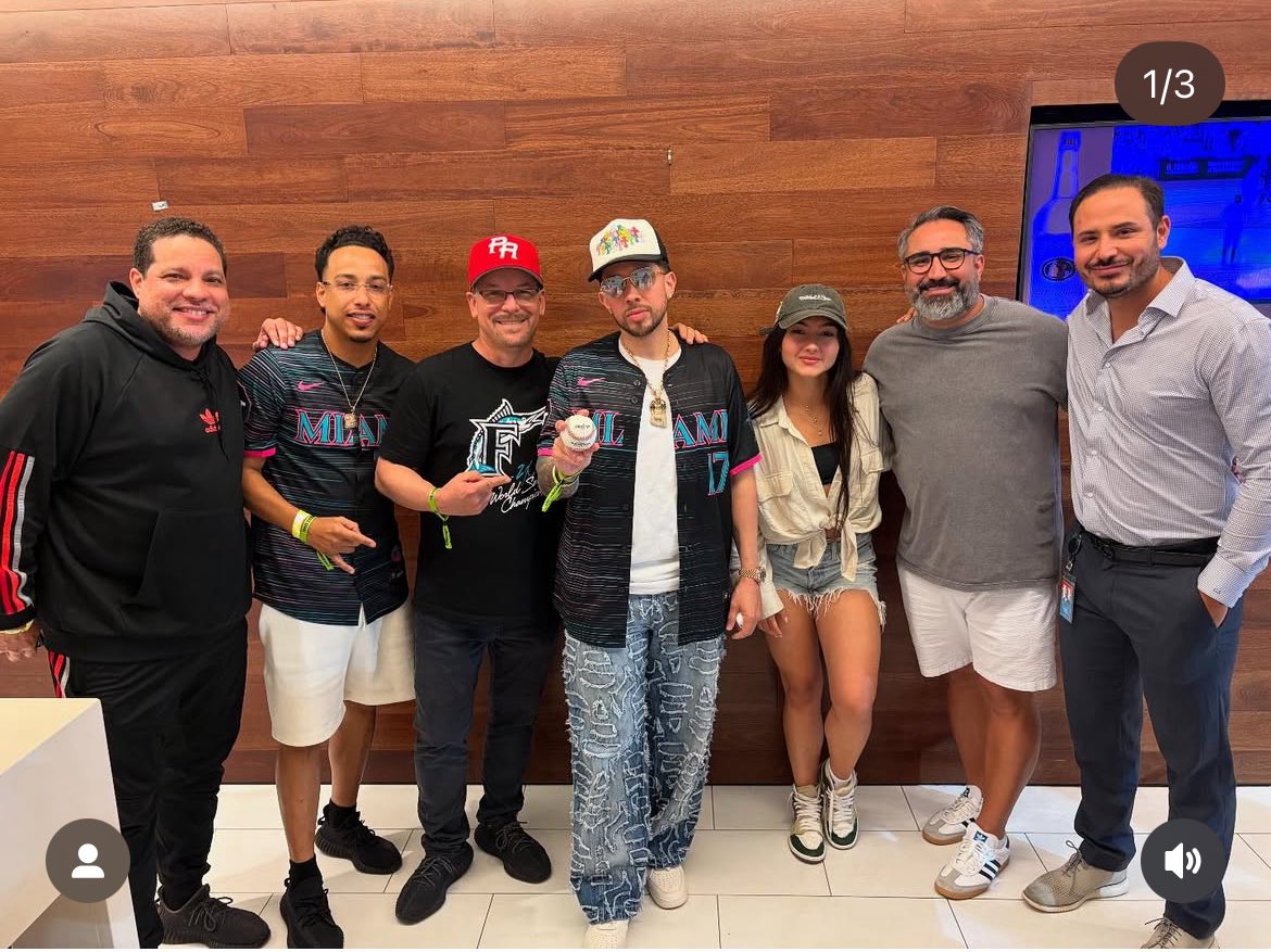 Empieza la celebración del EP "Daylight" que sale la semana que viene con el gran <a href="/delaghetto/">richardgonzalezjimen</a> quien zumbó la primera bola en uno de los mejores juegos que he visto entre los Marlins y Dodgers. Los Marlins ganaron en la décima entrada. #marlins
#marlinspark #peermusiclatin