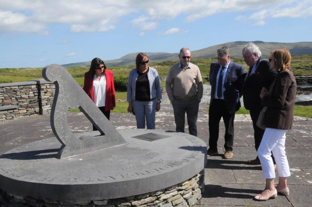 🤝 The Mayor of the County of Cork, Cllr. Joe Carroll has welcomed Canadian Ambassador, His Excellency, Dennis King, to a memorial garden in Ahakista, County Cork where a sundial, sculpted by Cork sculptor Ken Thompson, lies to honour the memory of the victims of the 1985 Air