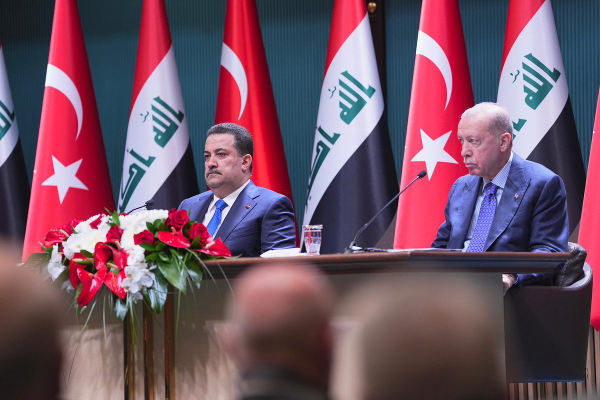 أبرز ما جاء في حديث رئيس مجلس الوزراء السيد محمد شياع السوداني خلال التصريح الصحفي المشترك مع الرئيس التركي السيد رجب طيب أردوغان الذي عُقد في أنقرة اليوم الخميس:
•••••••••• 

🔷 تربطنا مع تركيا روابط الجيرة والمصالح الجامعة والتاريخ، والعلاقات الاجتماعية والدينية.

🔷