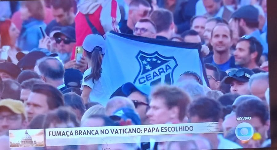 terciobrilhante's tweet photo. Bandeira do Ceará presente na comemoração da fumaça branca anunciando a escolha do novo Papa em Roma! https://t.co/w33zLvVcZX