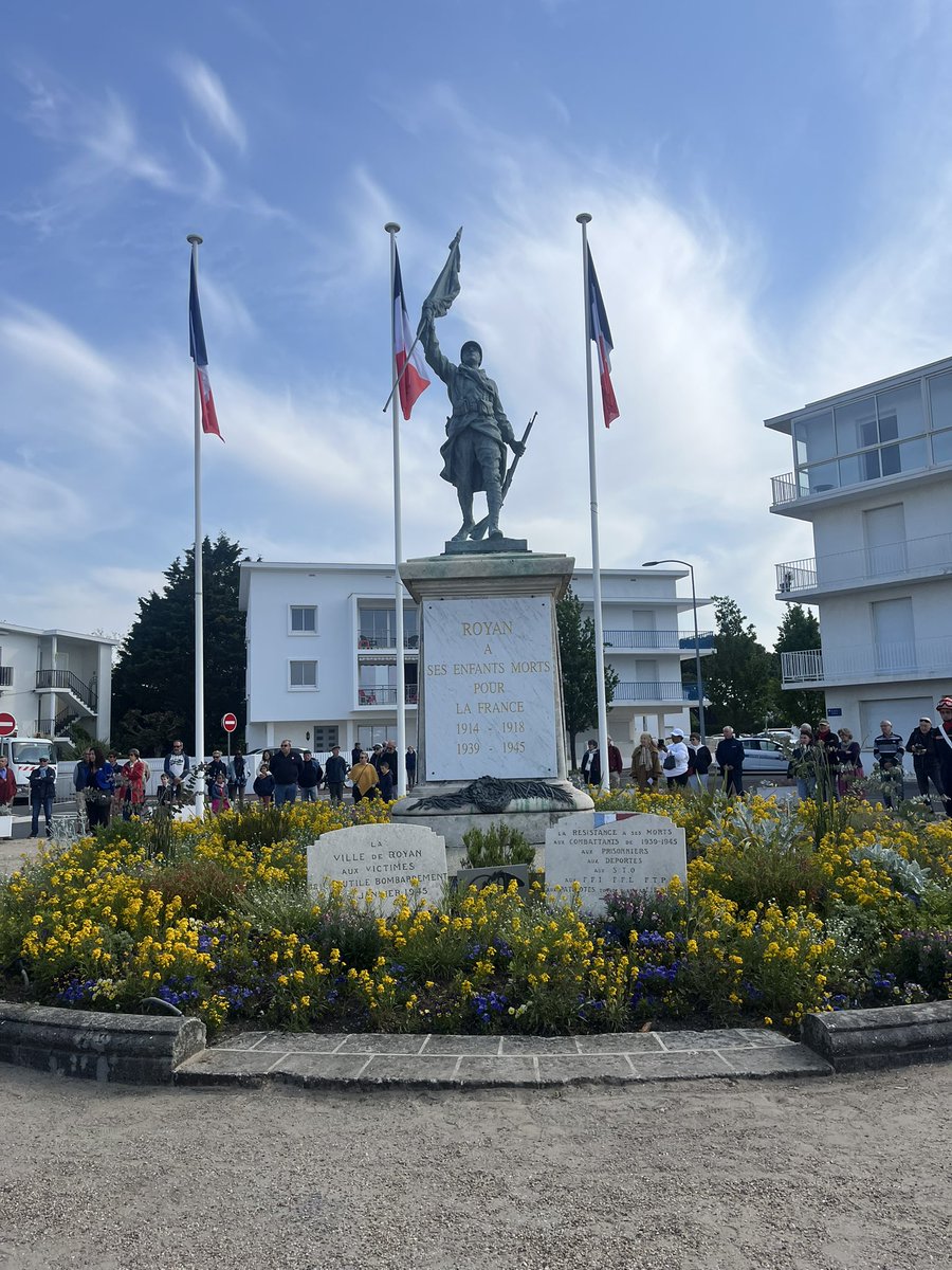 Cérémonie du 8 mai ce matin à #Royan, j’ai eu le plaisir de déposer la gerbe des sénateurs <a href="/imbertcorinne17/">Corinne IMBERT</a>  et Daniel Laurent.