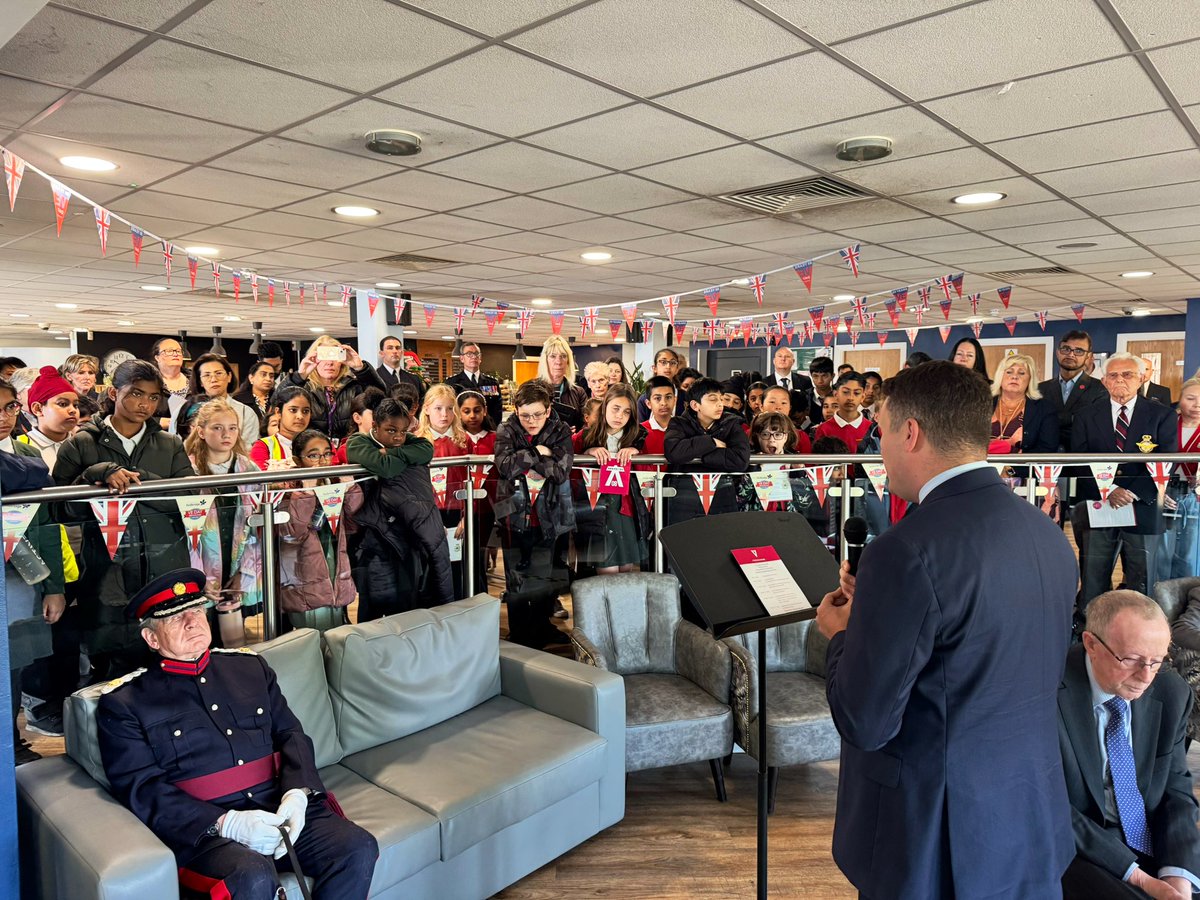 KamRai7's tweet image. Fairlop Waters used to be called RAF Fairlop &amp;amp; played a crucial role in WW2.

I joined local people, MPs &amp;amp; children to mark #VEDay80. We honoured the service personnel &amp;amp; volunteers from Redbridge &amp;amp; across the world - many who made the ultimate sacrifice.

We will remember them.