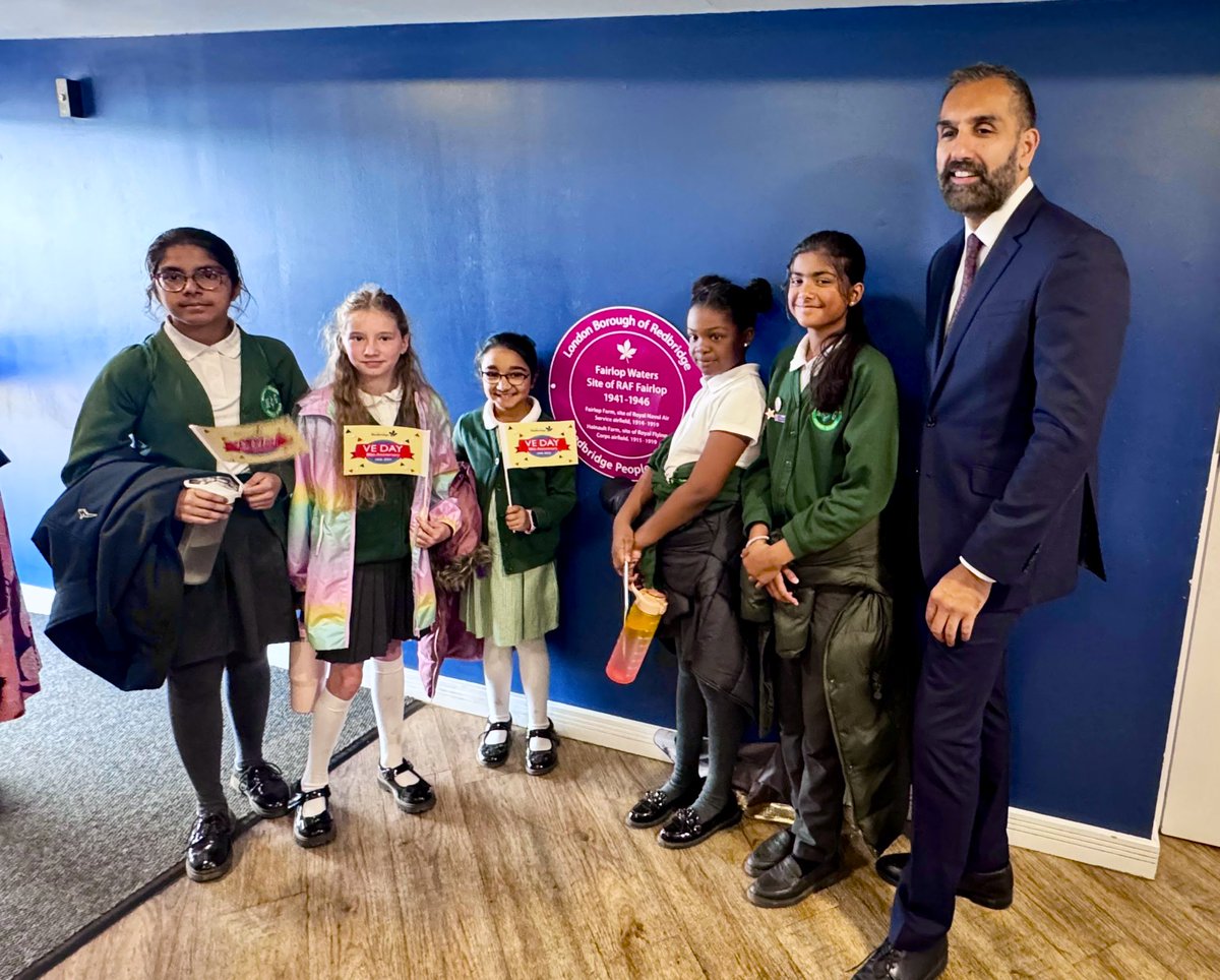 KamRai7's tweet image. Fairlop Waters used to be called RAF Fairlop &amp;amp; played a crucial role in WW2.

I joined local people, MPs &amp;amp; children to mark #VEDay80. We honoured the service personnel &amp;amp; volunteers from Redbridge &amp;amp; across the world - many who made the ultimate sacrifice.

We will remember them.