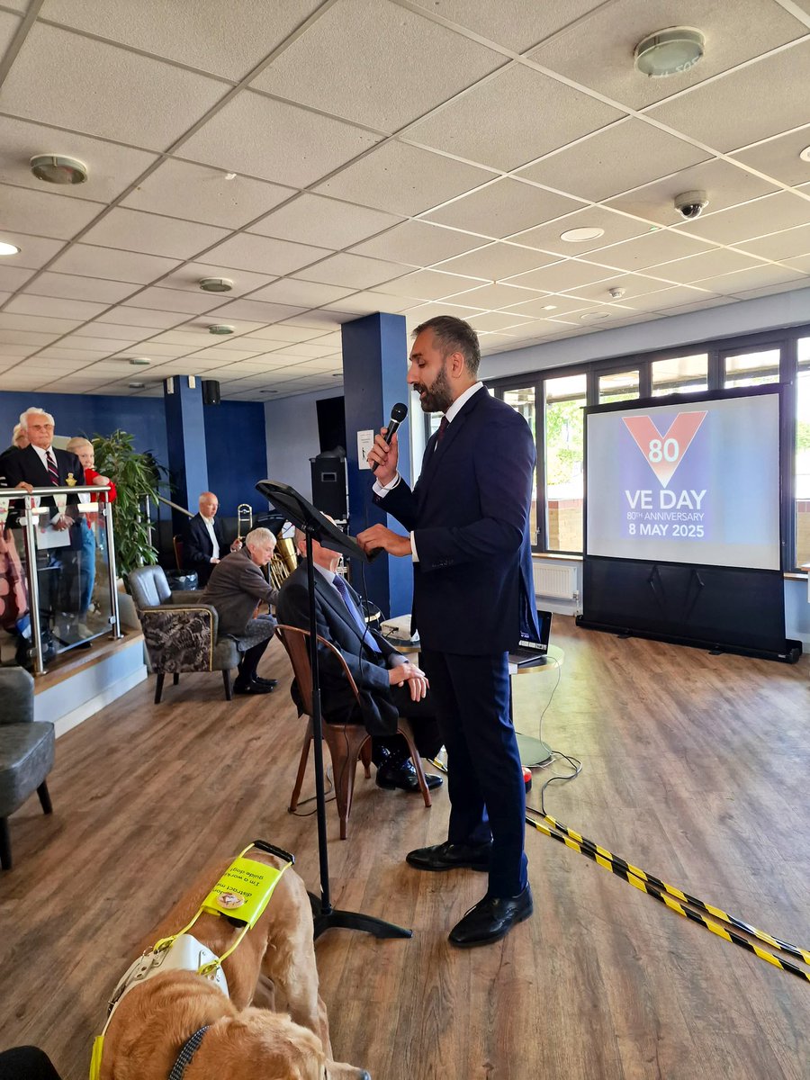 KamRai7's tweet image. Fairlop Waters used to be called RAF Fairlop &amp;amp; played a crucial role in WW2.

I joined local people, MPs &amp;amp; children to mark #VEDay80. We honoured the service personnel &amp;amp; volunteers from Redbridge &amp;amp; across the world - many who made the ultimate sacrifice.

We will remember them.