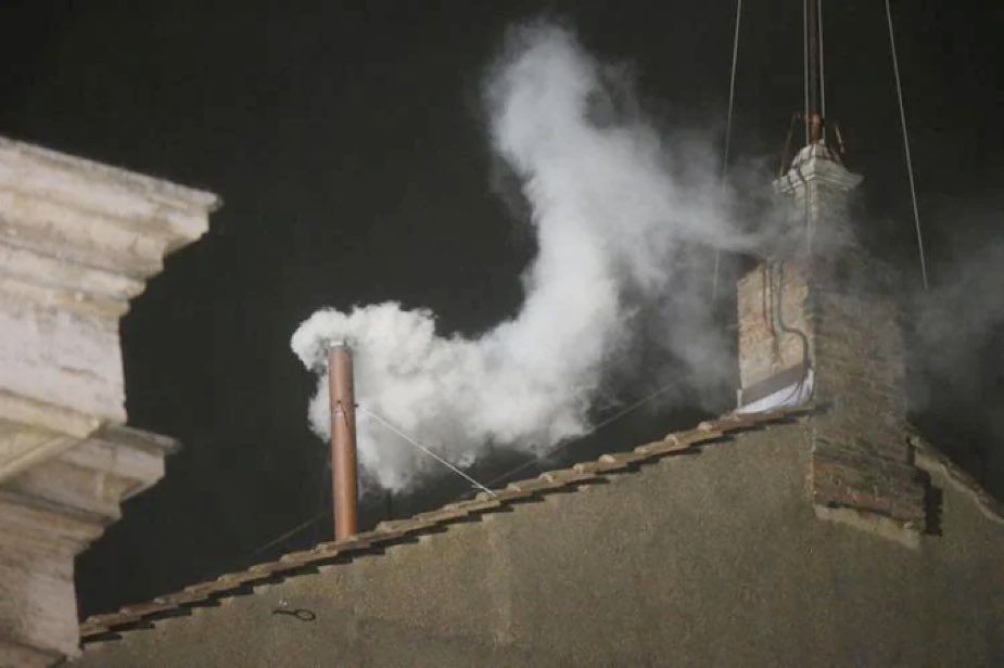 functi0nZer0's tweet image. BREAKING: white smoke emerges from the chimney of the Sistine Chapel, indicating that Ether has reclaimed $2,000