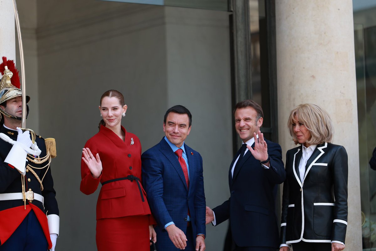 DanielNoboaOk's tweet photo. Una vez más junto a @EmmanuelMacron y Brigitte Macron. 

Seguimos construyendo una relación sólida con Francia, con un objetivo claro: abrir caminos que generen resultados concretos para nuestras naciones. https://t.co/rsJfeFXzVz