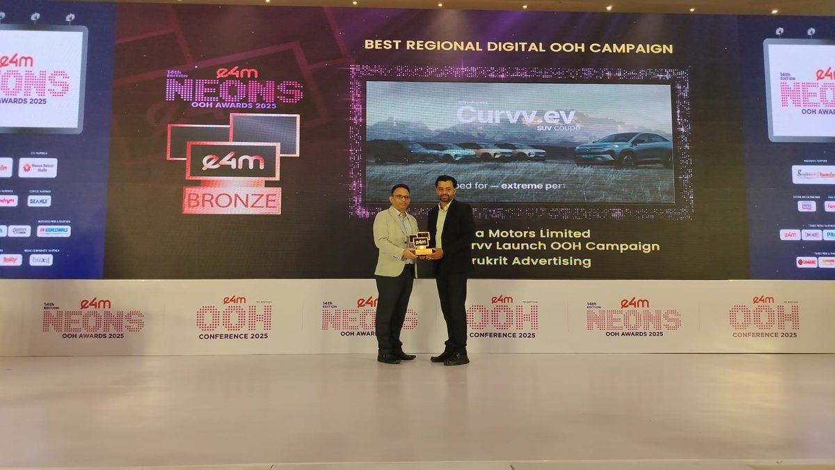 e4mevents's tweet image. 🔥 Big applause for the champions of OOH!

Category: Best   Regional Digital OOH Campaign
Winner: @TataMotors
  @laqshyamedia   - #KarukritAdvertising

#OOHAwards #e4mNeonsOOH #CreativeImpact