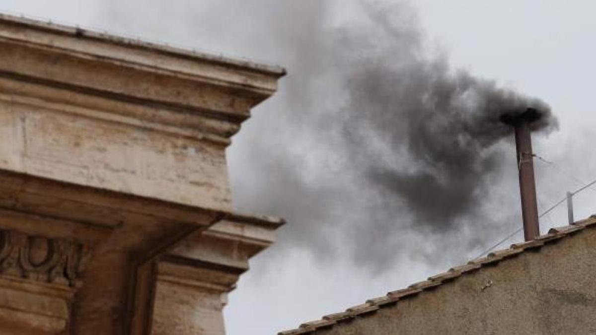 𝐅𝐔𝐌𝐀𝐓𝐀 𝐁𝐋𝐀𝐍𝐂𝐀: 𝐇𝐀𝐘 𝐍𝐔𝐄𝐕𝐎 𝐏𝐀𝐏𝐀.

Tras el primer día de cónclave en el que hubo fumata negra, el Vaticano se prepara para un momento histórico con la votación para decidir quién será el nuevo Papa, tras el fallecimiento de Francisco

primerafuente.com.ar/noticias/12278…