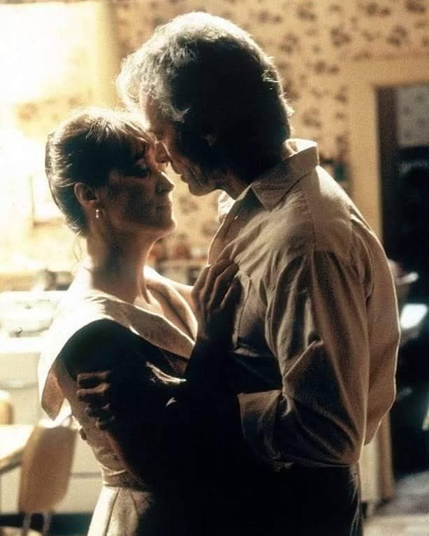 Et il lui murmura : " J'ai une chose à te dire, une chose seulement. 
Je ne l'ai jamais dite à personne, et je te demande de t'en souvenir : dans un univers d'ambiguïtés, ce genre de certitudes ne vous est donné qu'une fois, et jamais plus, quelque soit le nombre de vies qu'on
