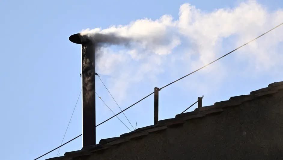 llopezglez's tweet photo. Mientras se hace tendencia el humo blanco del Vaticano 🇻🇦 porque #HabemusPapam, el humo de la destrucción en #Palestina 🇵🇸 se borra de la gran prensa.

Los medios te dicen a dónde mirar, tú eliges si cierras los ojos. https://t.co/wfrKvvTZ6S