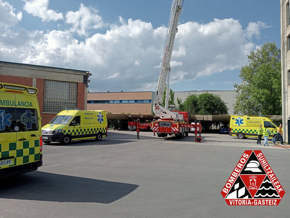 Bomberos_VG's tweet photo. Etorkizuneko larrialdietako osasun-langilekin praktikak egiten. Práctica final del curso en emergencias sanitarias del colegio de enfermería de Álava.
🧑🏻‍⚕️🧑🏻‍🚒🚑🚒 https://t.co/pvwHEqPjW7