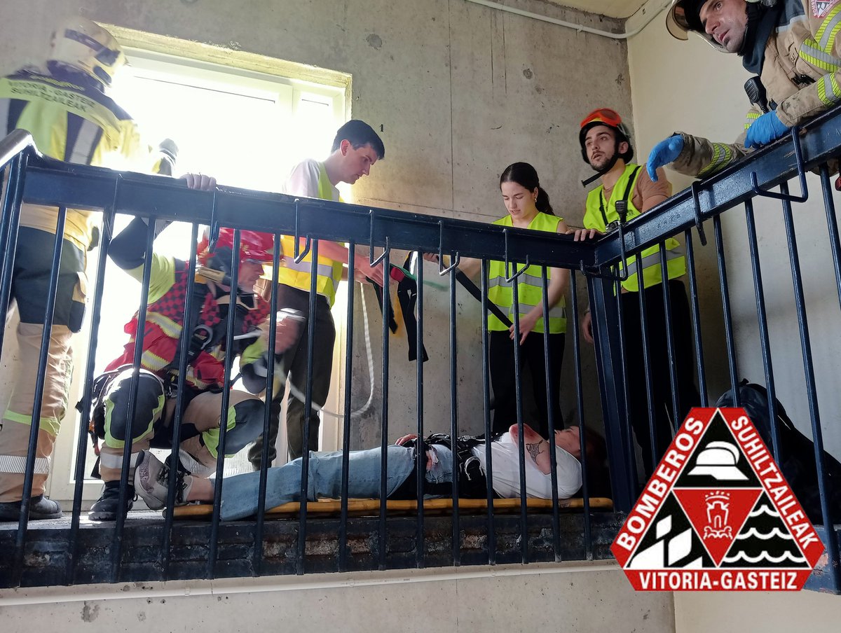 Bomberos_VG's tweet photo. Etorkizuneko larrialdietako osasun-langilekin praktikak egiten. Práctica final del curso en emergencias sanitarias del colegio de enfermería de Álava.
🧑🏻‍⚕️🧑🏻‍🚒🚑🚒 https://t.co/pvwHEqPjW7
