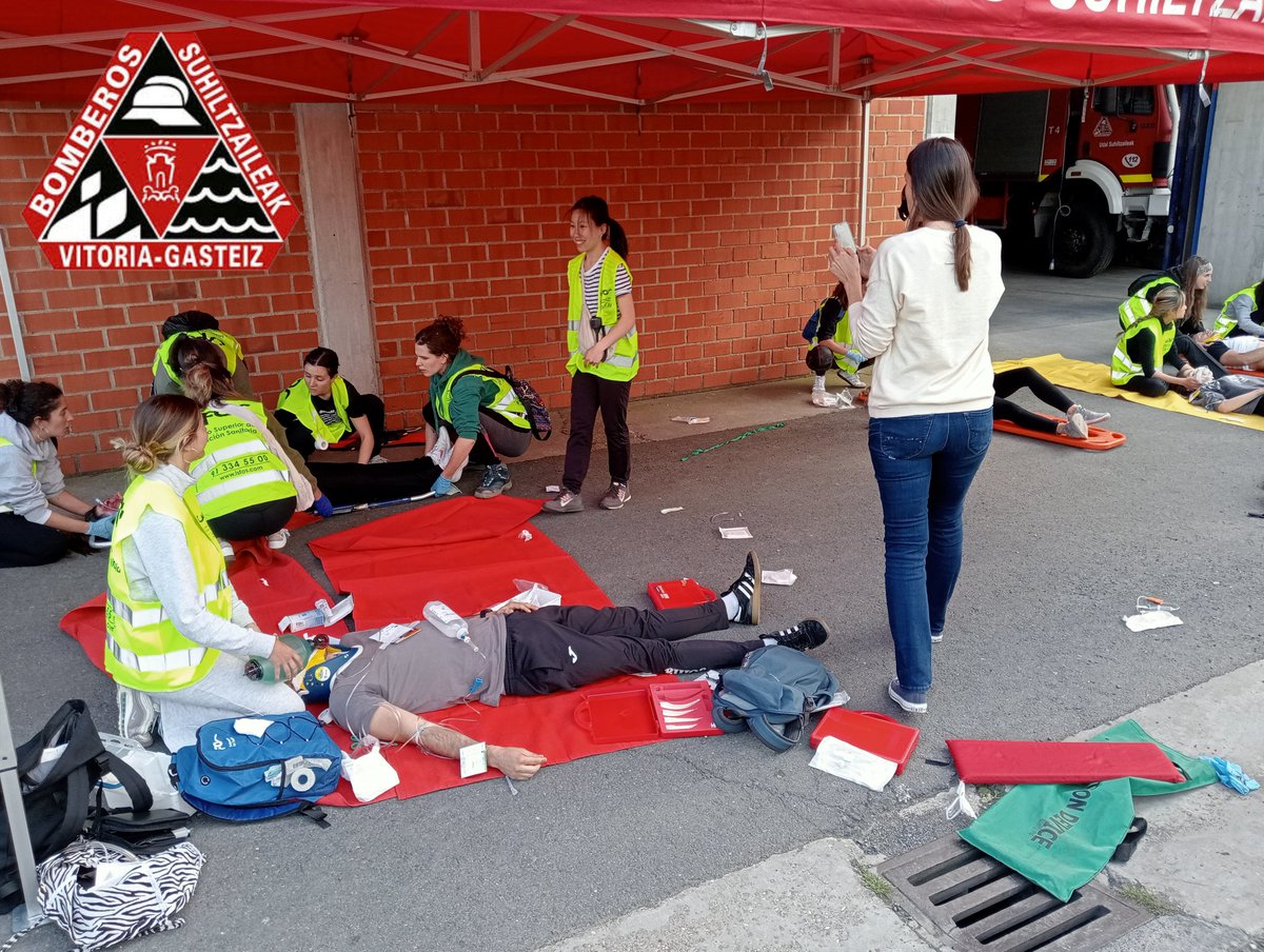 Bomberos_VG's tweet photo. Etorkizuneko larrialdietako osasun-langilekin praktikak egiten. Práctica final del curso en emergencias sanitarias del colegio de enfermería de Álava.
🧑🏻‍⚕️🧑🏻‍🚒🚑🚒 https://t.co/pvwHEqPjW7