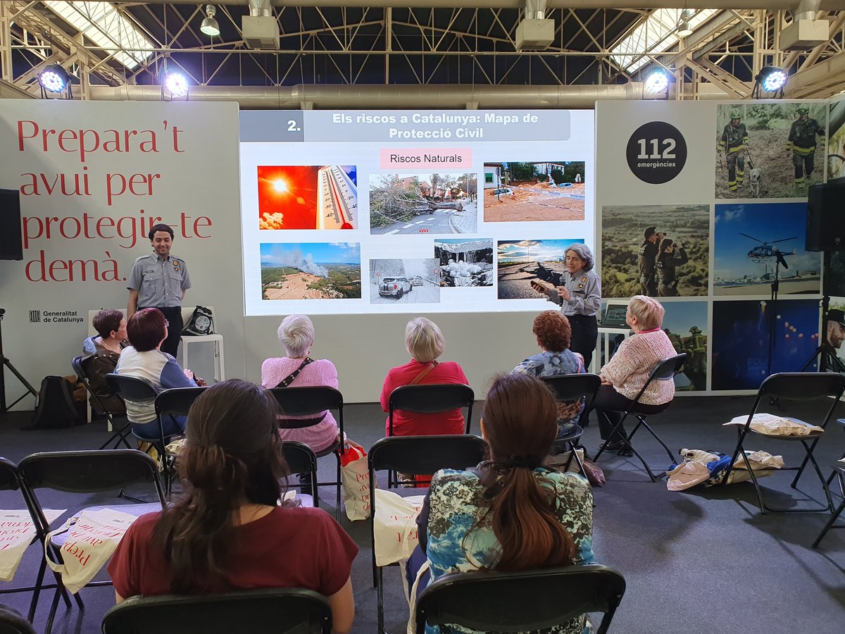 Protecció civil (@emergenciescat) on Twitter photo Darrera xerrada a #FiraGran a <a href="/fargahospitalet/">La Farga de L'Hospitalet</a> per fomentar l'autoprotecció i l'autonomia de les persones grans 👴🧓 Els expliquem quins són els principals riscos a l'estiu, com preparar-se un kit d'emergències i com rebre les alertes de #ProteccióCivil al mòbil 📲 Darrera xerrada a #FiraGran a <a href="/fargahospitalet/">La Farga de L'Hospitalet</a> per fomentar l'autoprotecció i l'autonomia de les persones grans 👴🧓 Els expliquem quins són els principals riscos a l'estiu, com preparar-se un kit d'emergències i com rebre les alertes de #ProteccióCivil al mòbil 📲