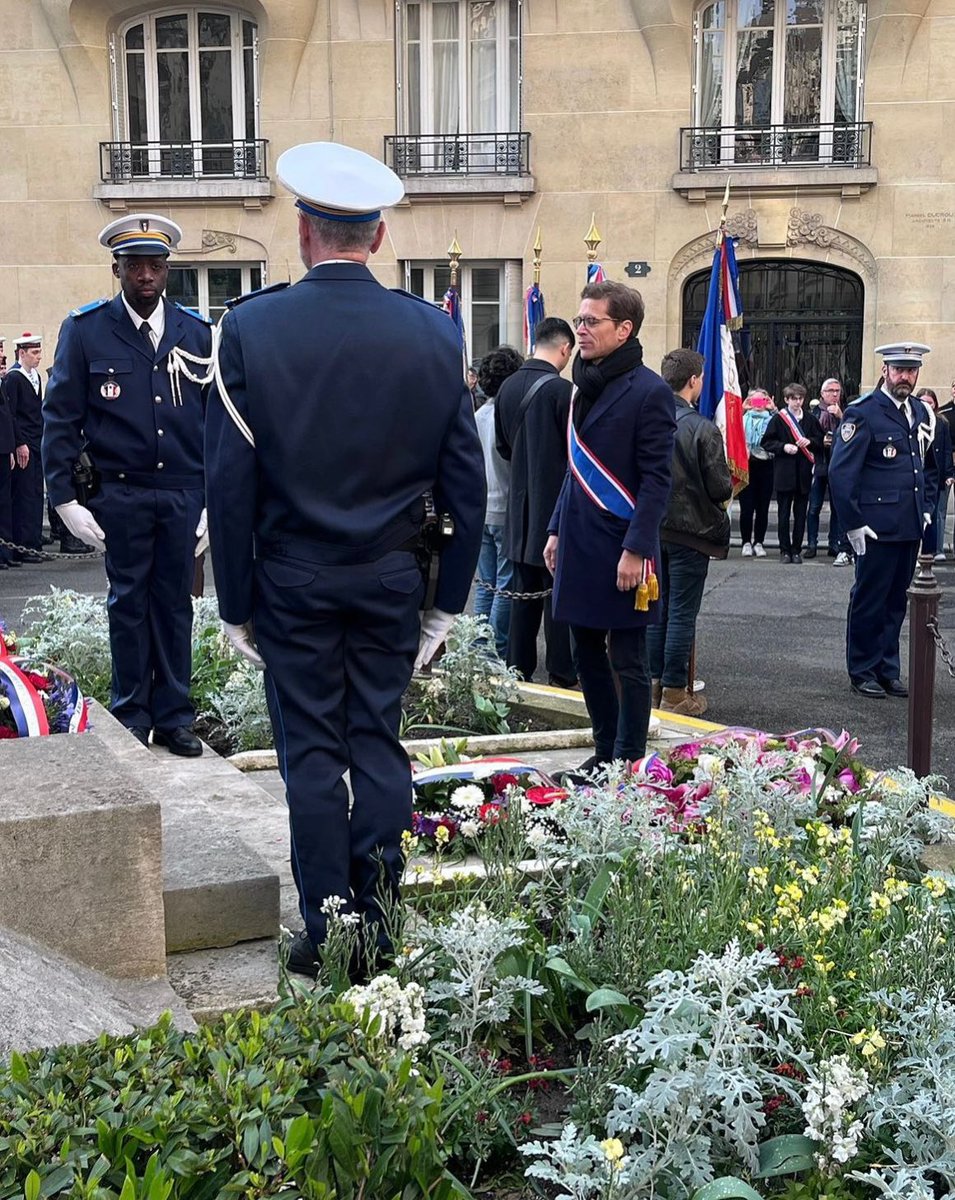 GeoffroyDidier's tweet photo. 8 mai. 

Neuilly-sur-Seine.

Partout en France, le devoir de mémoire.

#8mai1945 https://t.co/Fz9kJcwgiq