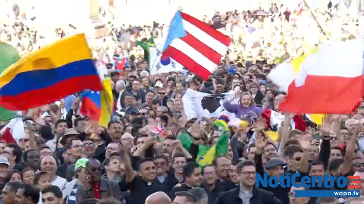 Puerto Rico presente en la celebración de la Plaza de San Pedro, en Roma, donde un aproximado de más de 20 mil personas están festejando el histórico cónclave donde 133 cardenales escogieron a un nuevo papa para la Iglesia Católica 🇵🇷📿⛪  (Foto: Vatican News) #NotiCentro
