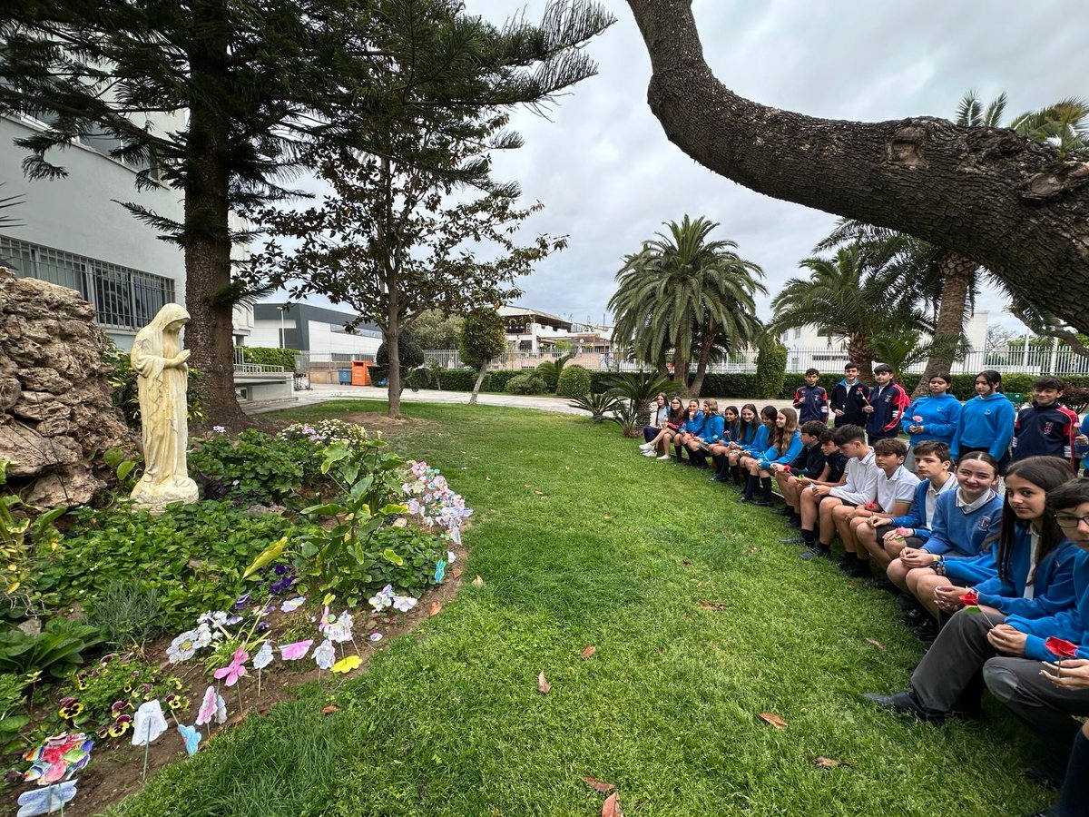 🌹🌷💐Con flores a María. Mes de mayo, mes de María. Hoy hacemos nuestra oración de la mañana frente a Ella. Hoy, además, 8 de mayo, día de nuestra Patrona de Valencia: Nuestra Señora de los Desamparados.
