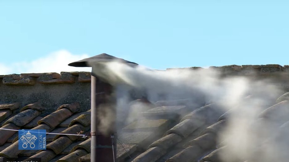 Fumée blanche sur le toit du Vatican : un nouveau pape est élu🙏