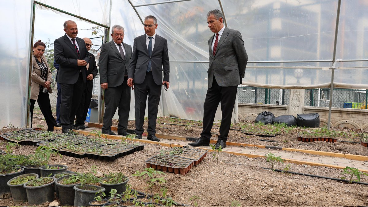 pursaklar_ank's tweet photo. Saray İlkokulumuzun düzenlediği "Bahçemde Bahar" adlı programa katılan Kaymakamımız Üzeyir Aziz Özeren,Ankara İl Milli E��itim Müdürü Yaşar Koçak ve İlçe Müdürümüz Mustafa Kılıçgil öğrencilerimizle de bir araya gelerek tarım atölyesini gezdiler ve fidan diktiler. https://t.co/ZWyu9zmUAE
