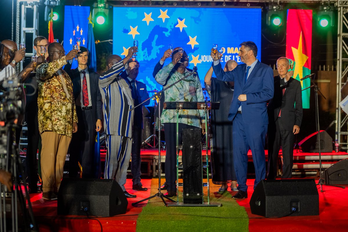 La Fête de l'Europe a été célébrée ce mercredi 7 mai à Ouagadougou.Le cocktail organisé par l'Amb. Daniel Aristi a connu la présence des représ. du gouv.🇧🇫,du corps diplomatique et des acteurs majeurs du pays. il a livré à l'occasion le discours officiel du #9Mai.
#EuropeDay2025