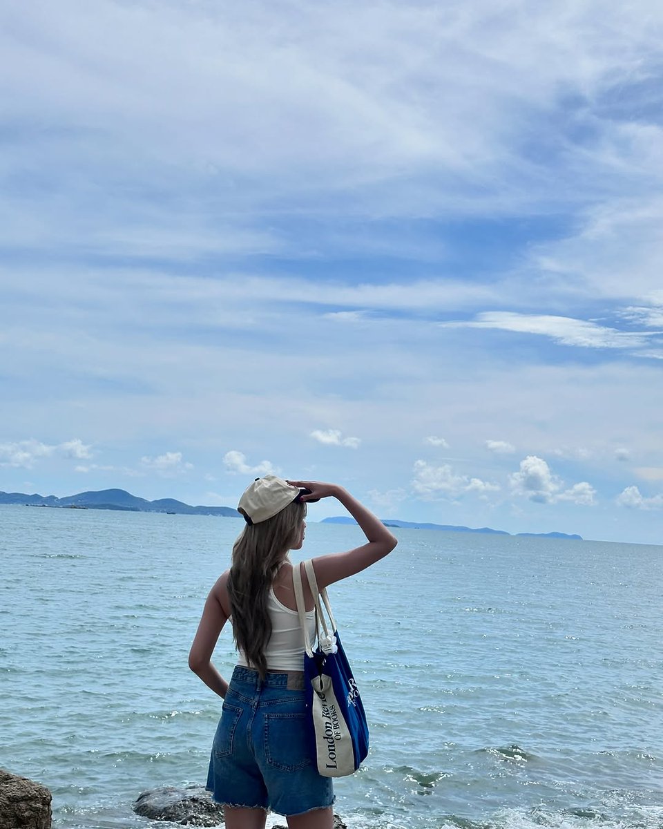 MOBYE_Fanbase's tweet photo. รูปคนสวยประจำวันที่ไปเที่ยวทะเลท้าลมร้อนกับเดอะแก๊งค์มาละค้าบ☀️

#MOBYE https://t.co/7zqmoa10kG
