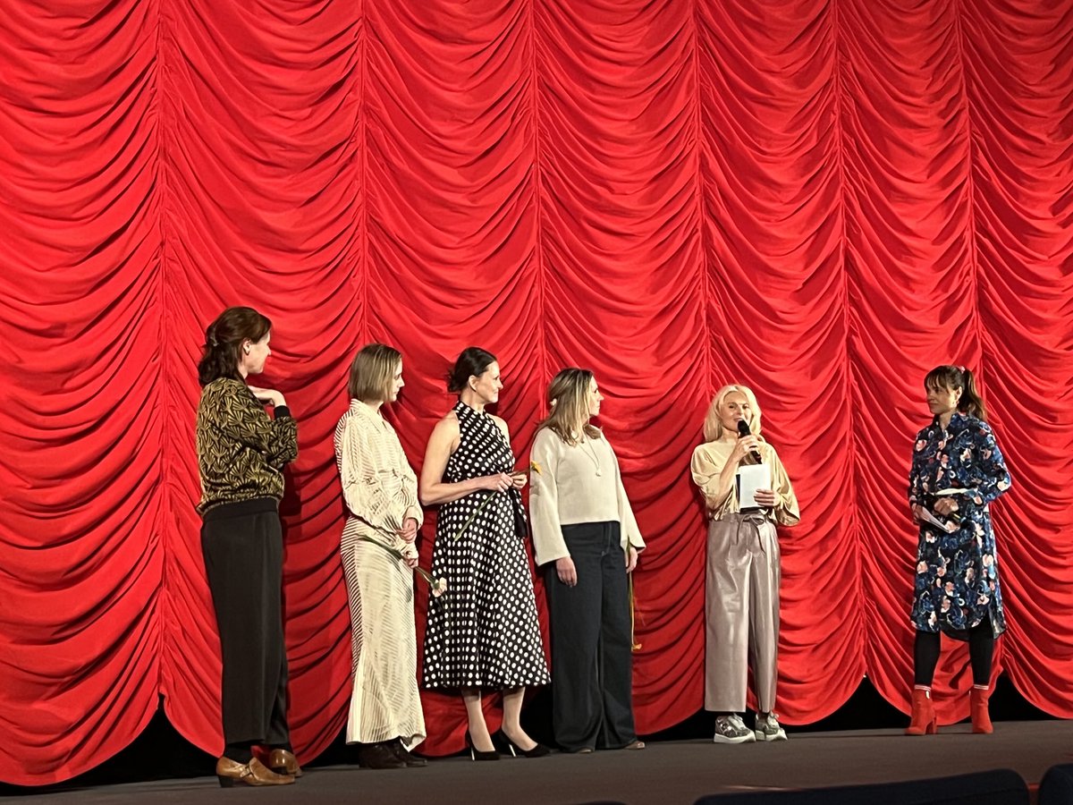 Fast ausschließlich Frauen vor und hinter der Kamera: NEBELKIND eine sensible Geschichte über drei Frauen-Generationen und den langen Schatten geschichtlicher Ereignisse. Gestern Premiere, ab morgen österreichweit im Kino.