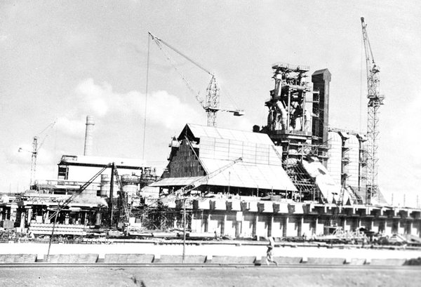 IndiaHistorypic's tweet photo. 1950s :: After India's Independence, Russia Helped India in Every Sector. From Agriculture to Aviation to Steel Plants to S-400   #indiarussia https://t.co/6pu8RNzzZC