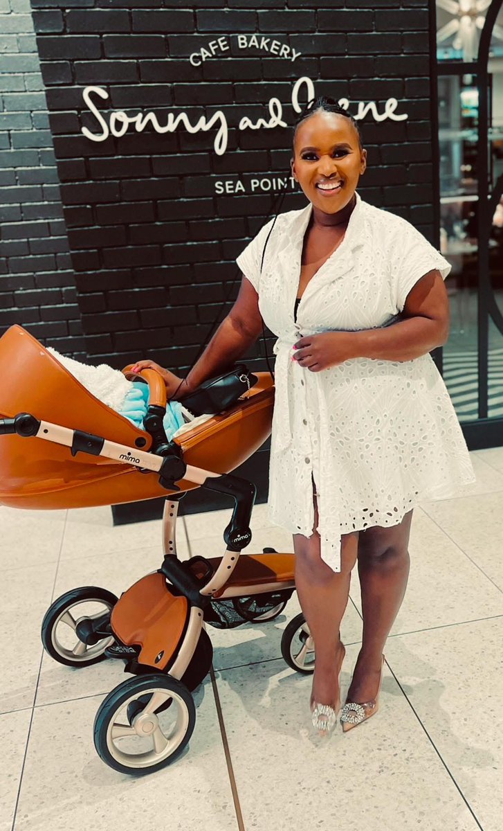 I am selling this pram , I used it for a year retail price is 21K. Umntu oyifunayo ndicela andinike I 11K ngoku.