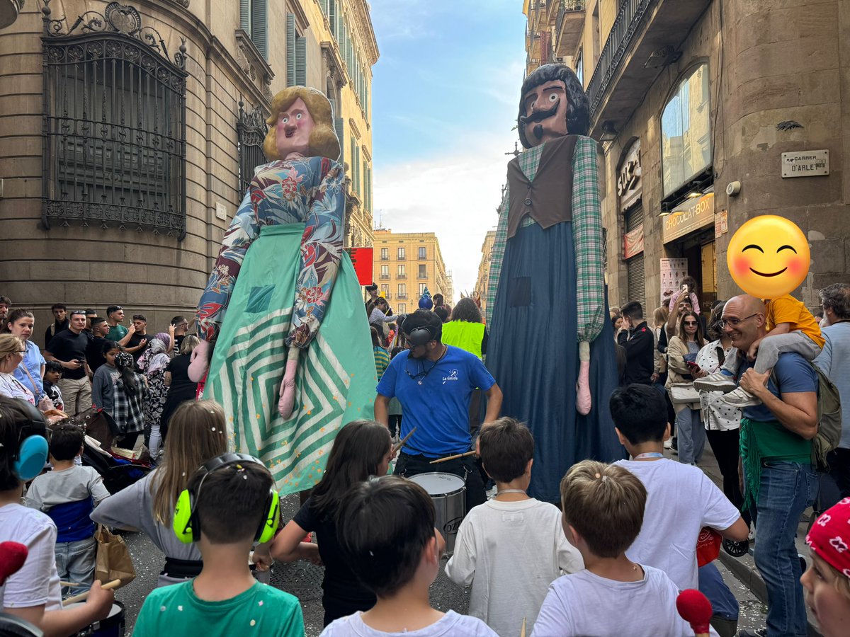 femgotic's tweet photo. COMENCEM!!! Arriba la #FestaMajorDelGòtic!!! Els #infants i #jovent del barri obren la festa a toc de #tabal i #confeti!!!!! No falten a la cita els #gegants i #xanquers!!! https://t.co/WkxnRsozTr