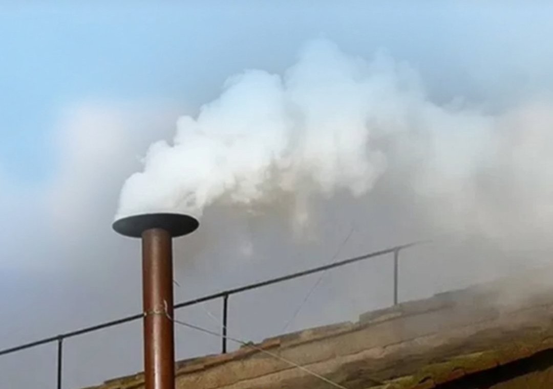 #ULTIMAHORA
Después de cuatro rondas de votación en el conclave, el cuerpo cardenalisio escogió al nuevo pontífice susesor del Papa Francisco.