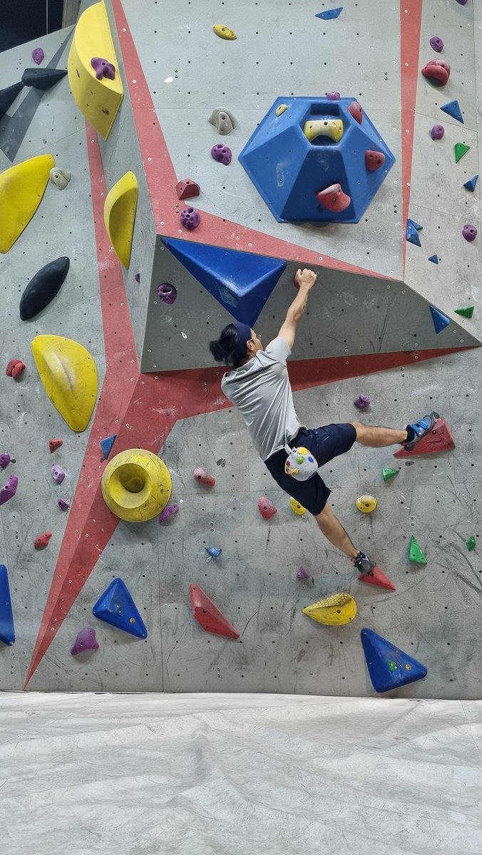 Coffeeandsleep1's tweet photo. Made a rock climbing themed chalk bag! There's a clasp to attach it to the belt. 😁 https://t.co/2Zgo5zFN4i