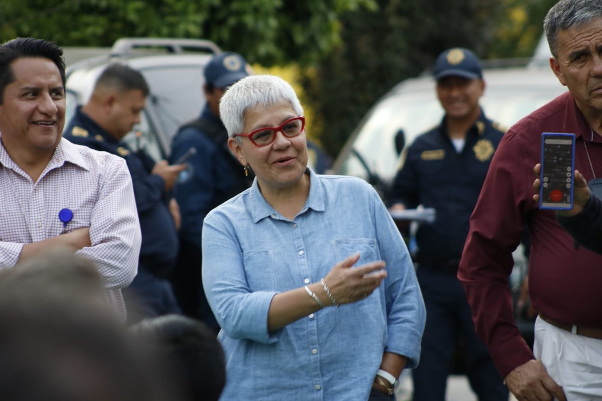 CedaGeneral's tweet image. 👮 Continuamos fortaleciendo una @CdeAbastoCDMX en armonía, escuchando a las vecinas y vecinos del Barrio de San Ignacio en la @Alc_Iztapalapa.  🤝

❤️ ¡Sigamos sumando esfuerzos por una CEDA en paz! #ConstruyendoPaz #SomosCEDA