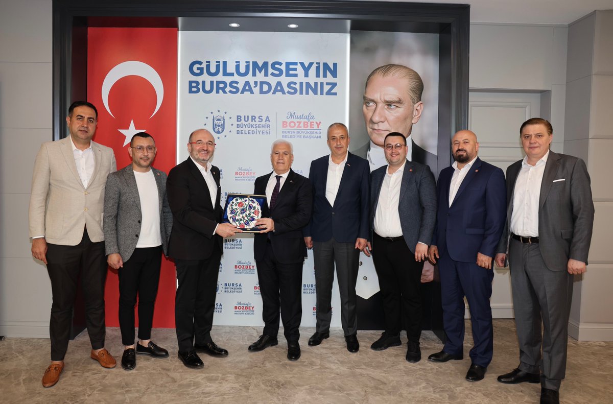 ▫️ Yönetim Kurulu Üyemiz Muhsin Koçaslan, 4️⃣3️⃣. Meslek Komitesi Başkanımız Hasan Uz ile komite üyelerimiz, Bursa Büyükşehir Belediye Başkanı Mustafa Bozbey’i ziyaret etti. Ziyarette yolcu ve servis taşımacılığı sektöründeki sorunlar ve çözüm önerileri istişare edildi.