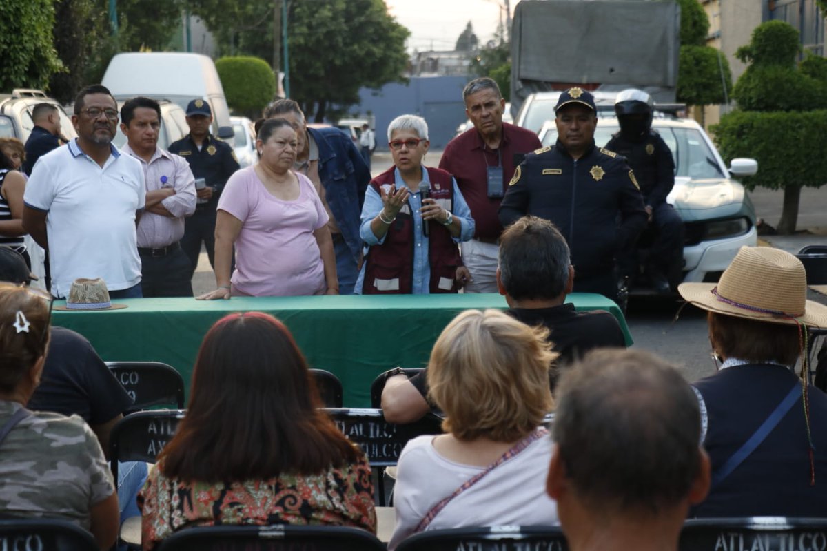 CedaGeneral's tweet image. 👮 Continuamos fortaleciendo una @CdeAbastoCDMX en armonía, escuchando a las vecinas y vecinos del Barrio de San Ignacio en la @Alc_Iztapalapa.  🤝

❤️ ¡Sigamos sumando esfuerzos por una CEDA en paz! #ConstruyendoPaz #SomosCEDA
