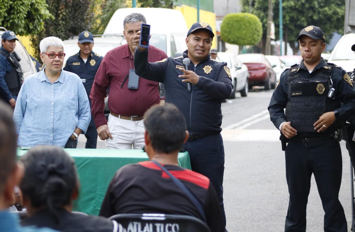 CedaGeneral's tweet image. 👮 Continuamos fortaleciendo una @CdeAbastoCDMX en armonía, escuchando a las vecinas y vecinos del Barrio de San Ignacio en la @Alc_Iztapalapa.  🤝

❤️ ¡Sigamos sumando esfuerzos por una CEDA en paz! #ConstruyendoPaz #SomosCEDA