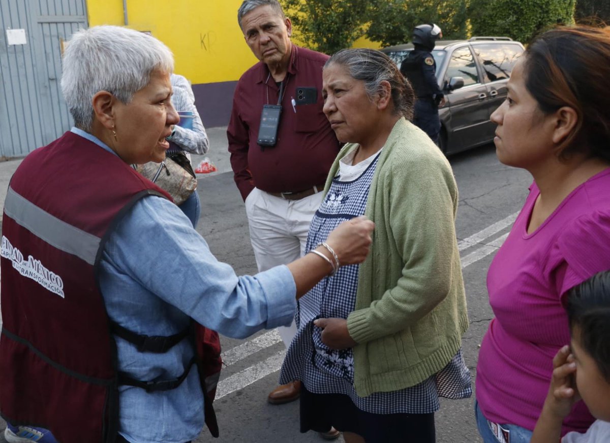 CedaGeneral's tweet image. 👮 Continuamos fortaleciendo una @CdeAbastoCDMX en armonía, escuchando a las vecinas y vecinos del Barrio de San Ignacio en la @Alc_Iztapalapa.  🤝

❤️ ¡Sigamos sumando esfuerzos por una CEDA en paz! #ConstruyendoPaz #SomosCEDA