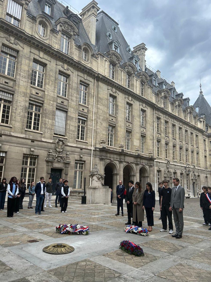 En ce #8mai 2025, la rectrice Julie Benetti a honoré la mémoire des héros tombés pour la France en #Sorbonne aux côtés de la rectrice déléguée Isabelle Prat. 
Un devoir de mémoire auquel ont participé les élèves du collège Gustave Flaubert (13e) en entonnant la Marseillaise.
