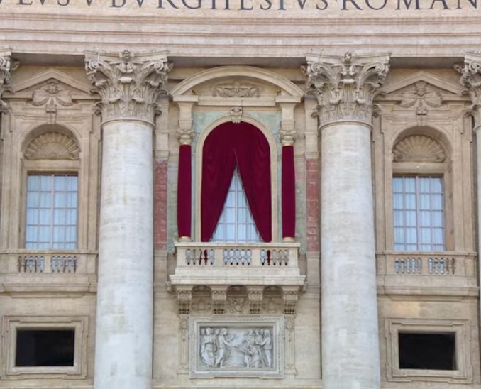 vaticannews_fr's tweet photo. 🛑 Encore quelques instants et le monde connaîtra le nom du nouveau #Pape https://t.co/Bw1cj39w2v