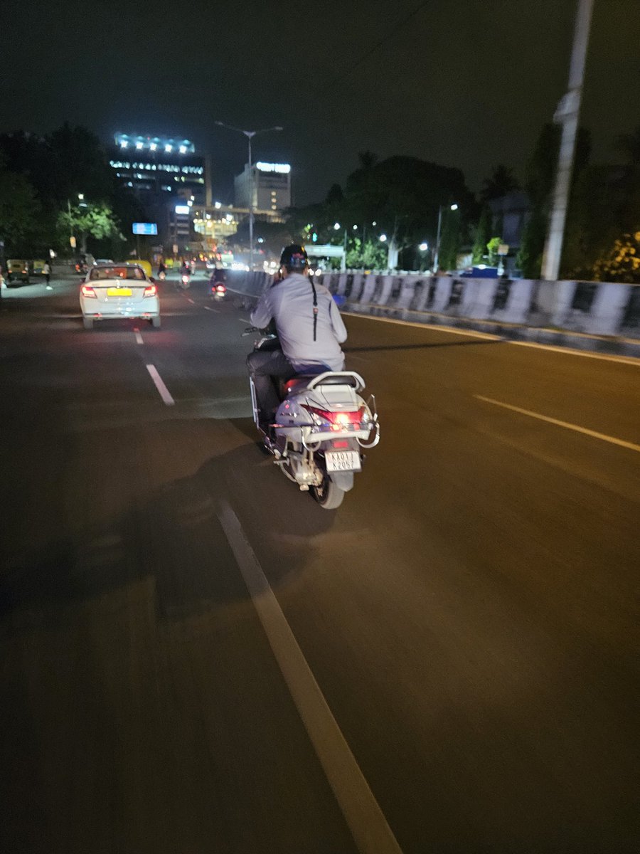 dbhatija's tweet photo. @blrcitytraffic this sir had been busy on his telephone calls for a few kilometers ..swalpa buddi tilsi https://t.co/FT2p362aY9