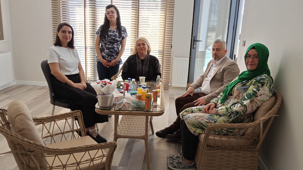 akparti_karesi's tweet photo. ⸻

Anneler Günü’nde Acılı Annelerimizin Yanındaydık

ZSR Fabrikası’nda yaşanan elim patlamada hayatını kaybeden merhumlarımızın annelerini Anneler Günü’nde yalnız bırakmadık. Bu özel ve bir o kadar da hüzünlü günde, evlat acısıyla yaşayan annelerimizin yanında olarak acılarını paylaştık, dualarımızı eksik etmedik.

Ziyaretlerimizde, onların evlatlarına duyduğu özlemi bir nebze de olsa hafifletmek, kalplerine bir parça dokunmak istedik. Her biri, yüreğinde tarifsiz bir acı taşısa da sabır ve metanetleriyle bizlere güç verdiler.

Merhumlarımızı bir kez daha rahmetle anıyor, ailelerine sabır diliyoruz. Acılı annelerimizin her zaman yanındayız; onları ve kaybettiklerimizi unutmadık, unutmayacağız.