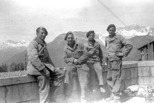 Retour en images sur la cérémonie de commémoration de la prise du Nid d’aigle
d’Hitler à Berchtesgaden, il y a 80ans le 05 mai 1945, marquant la fin des combats de la Seconde
Guerre mondiale pour les Bérets Noirs du 501 au sein de la 2 e DB.