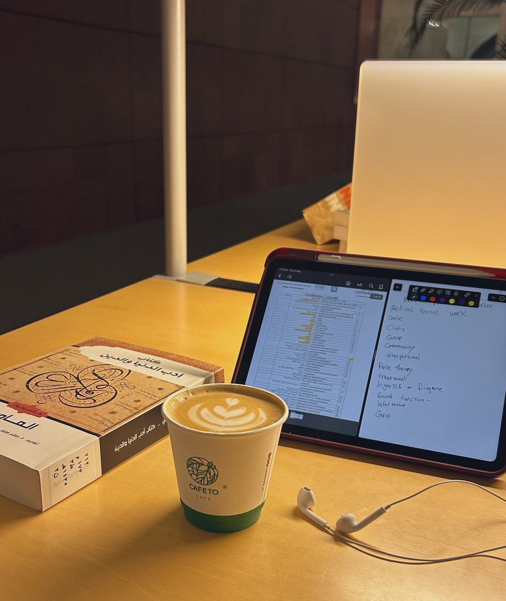 raljerayed's tweet image. “أمشي متأرجحًا بين طرقات الروح، تائهًا في زحام الأسئلة، لا ظلّ لي سوى فكرٍ مثقل بالحنين… ألوذ بالحرف، أستظلّ بالكتاب، أفتّش بين السطور عن نبضٍ يشبهني، عن معنى يعيدني إليّ، فكل حرف مرآة، وكل صفحة احتمال… أبحث عنّي بين طيّات الحكايات، بين أنفاس من سبقوني إلى الضوء.”