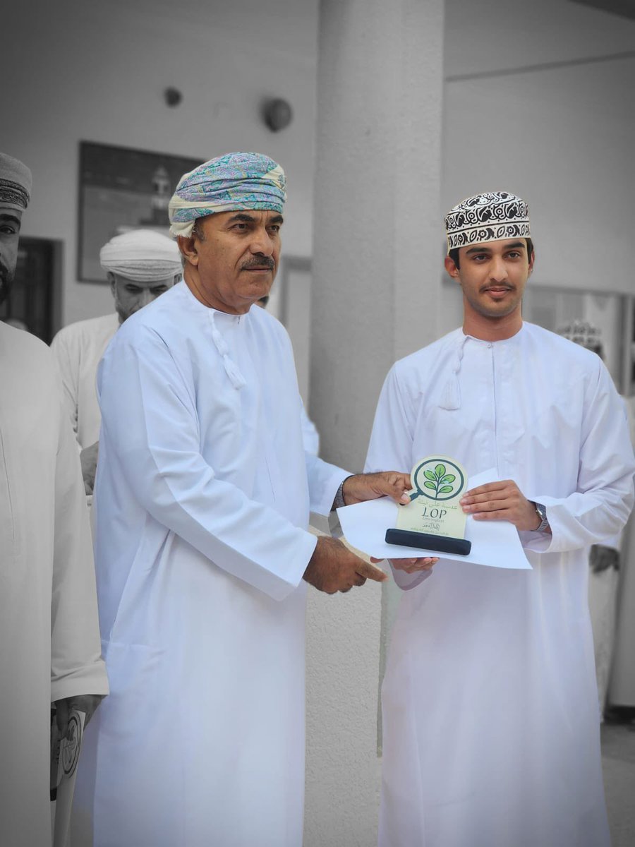 تتشرف مدرستنا اليوم بتقديم أسمى آيات الشكر والتقدير لسعادة طالب البلوشي، عضو مجلس الشورى ممثل ولاية صور،على تشريفه لنا اليوم في المدرسة ومشاركته الكريمة في تكريم الطلبة المتميزين في مبادرة “عدسة على نبتة”، التي يشرف عليها الأستاذ الفاضل طلال مسعود المخيني.

#تعليمية_جنوب_الشرقية